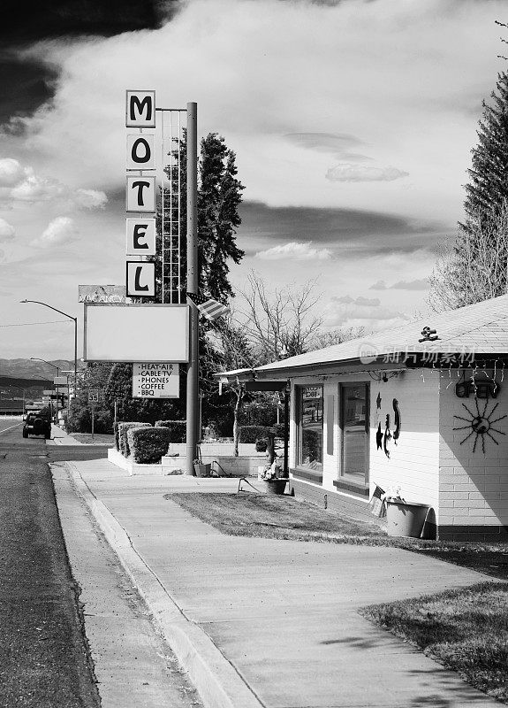 美国66号公路上的Vintage Motel。黑色和白色。